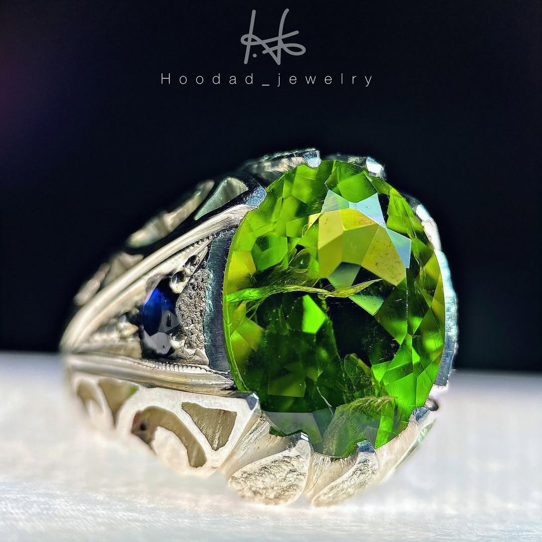 سنگ زبرجد طبیعی با مخراج یاقوت کبود